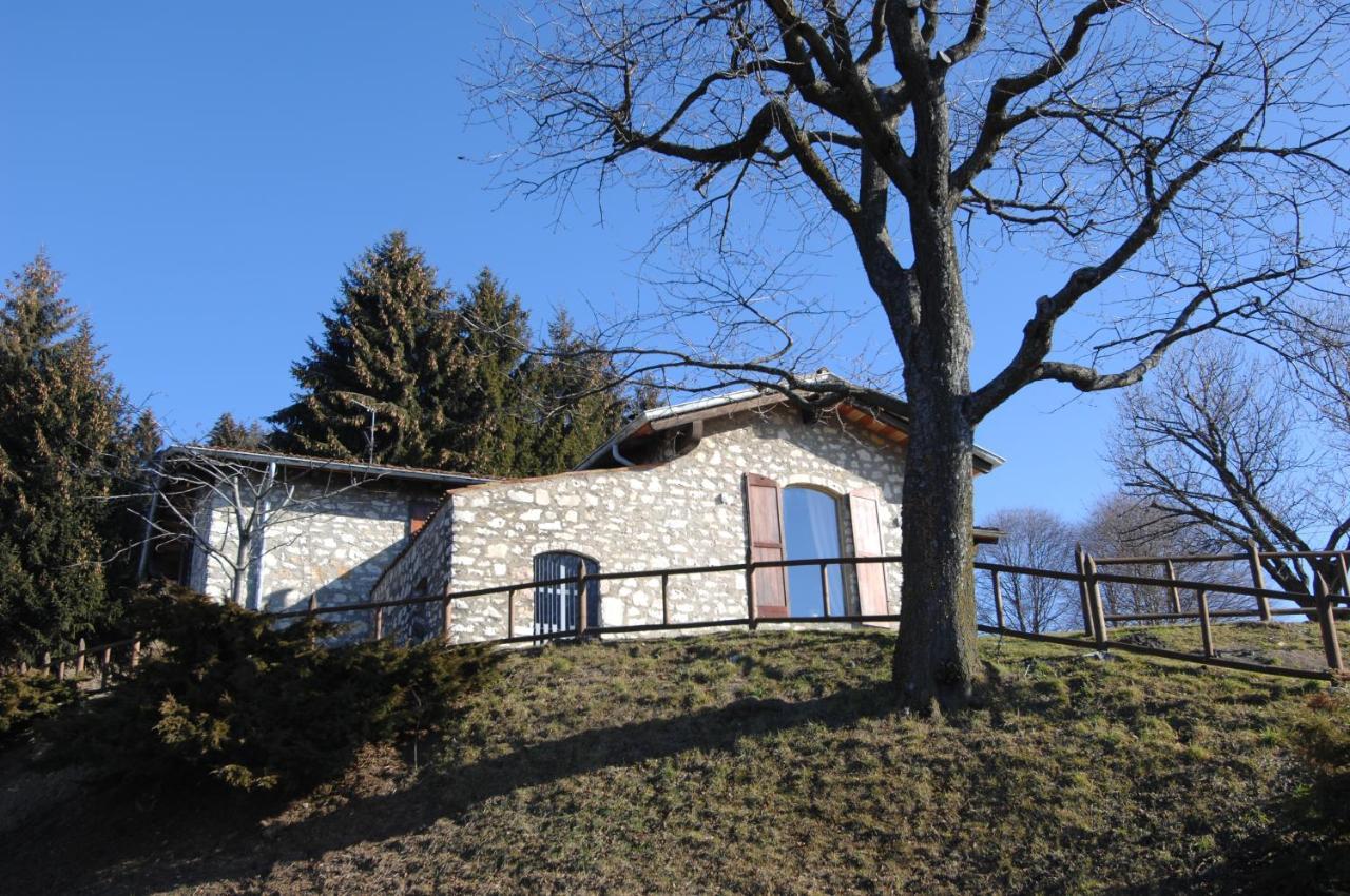 Mirabilia Bed and Breakfast Adrara San Rocco Buitenkant foto