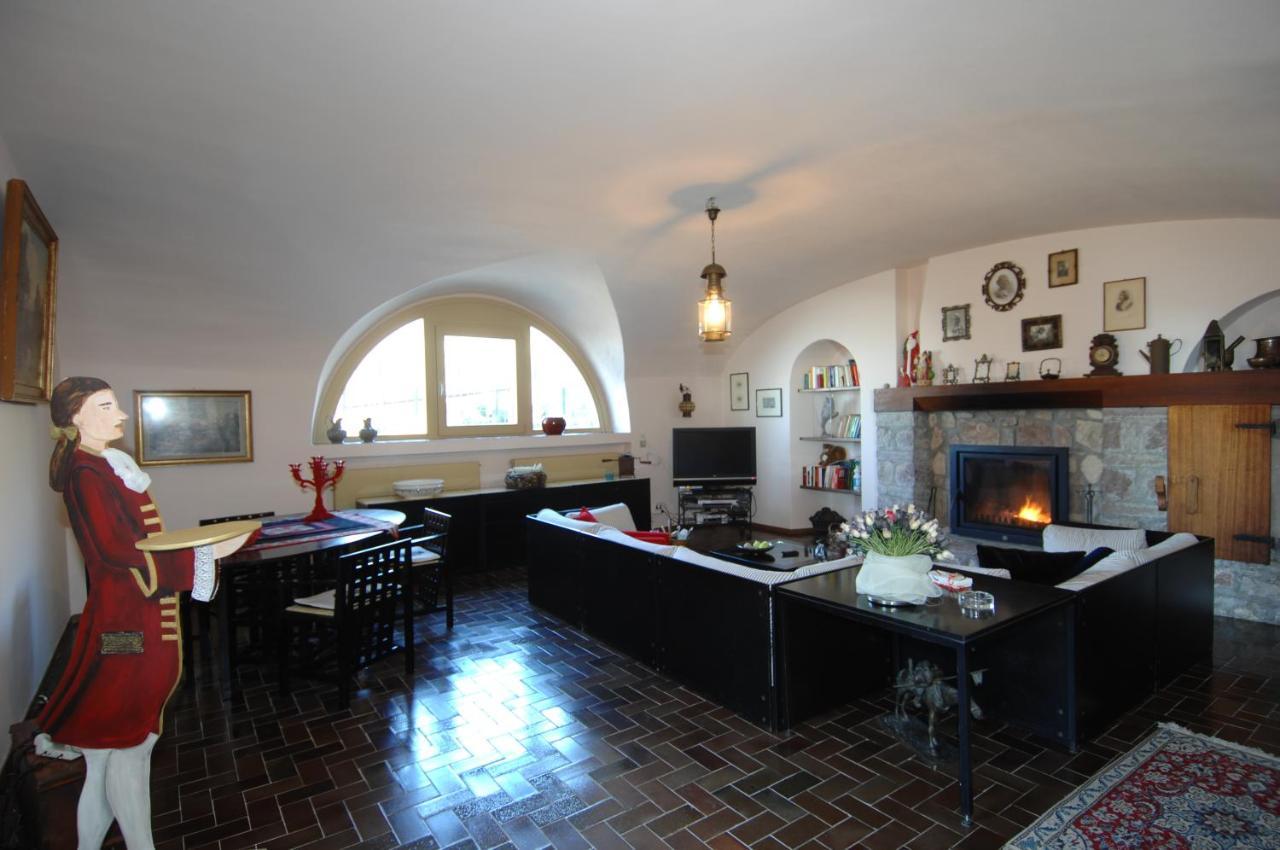 Mirabilia Bed and Breakfast Adrara San Rocco Buitenkant foto