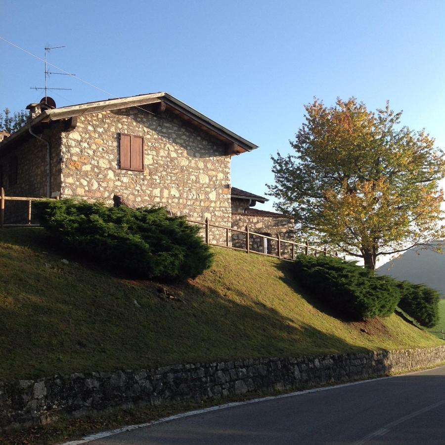 Mirabilia Bed and Breakfast Adrara San Rocco Buitenkant foto
