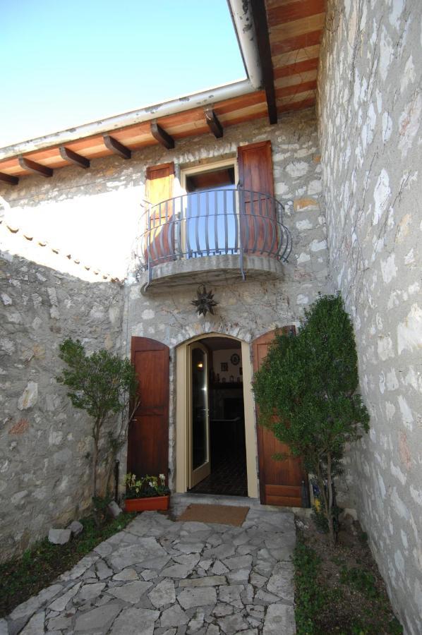 Mirabilia Bed and Breakfast Adrara San Rocco Buitenkant foto