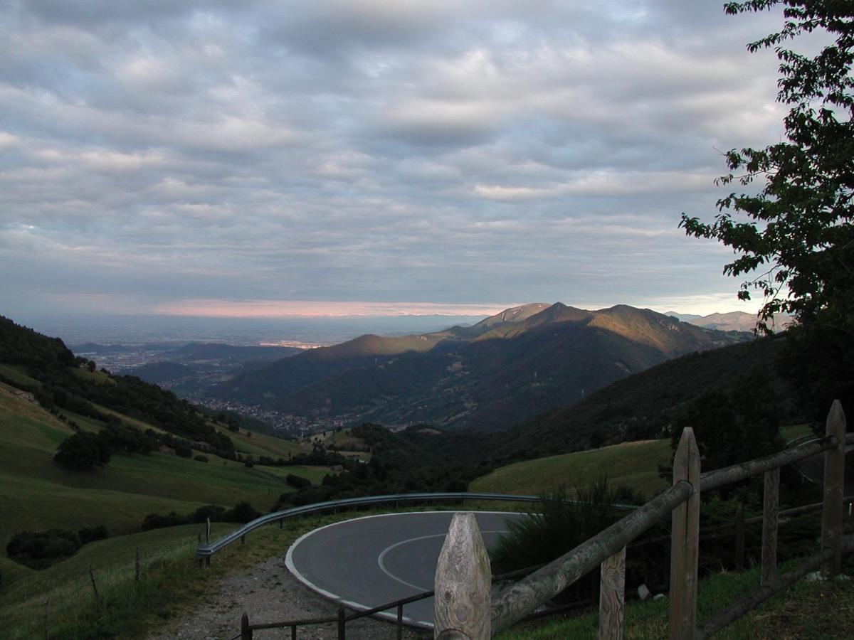 Mirabilia Bed and Breakfast Adrara San Rocco Buitenkant foto